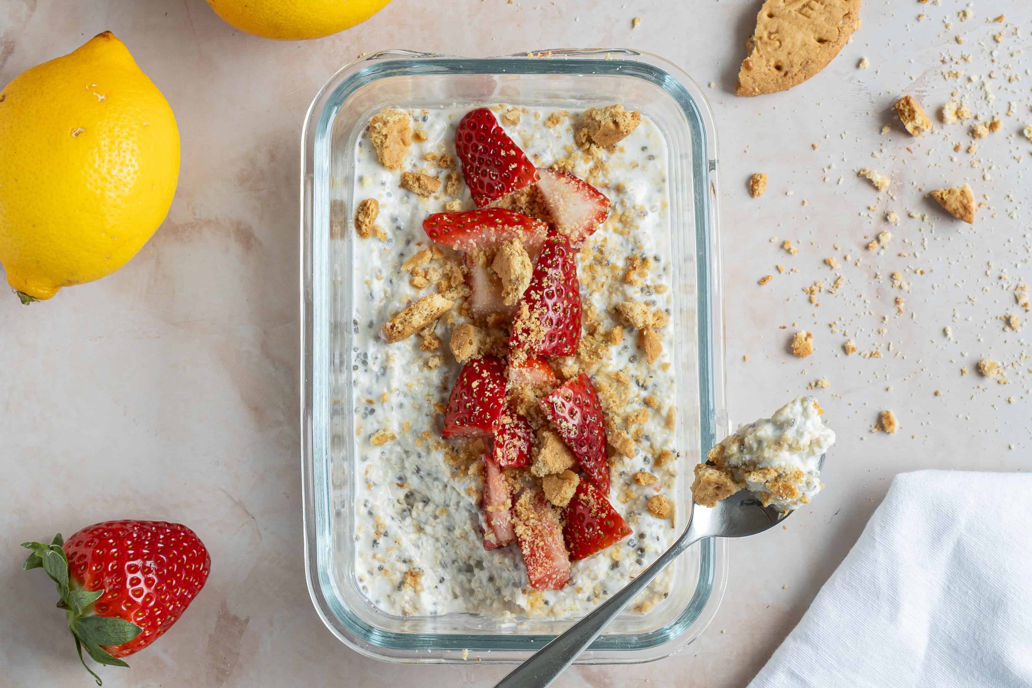 Frukost med jordgubbar, citron och havre i glasform.
