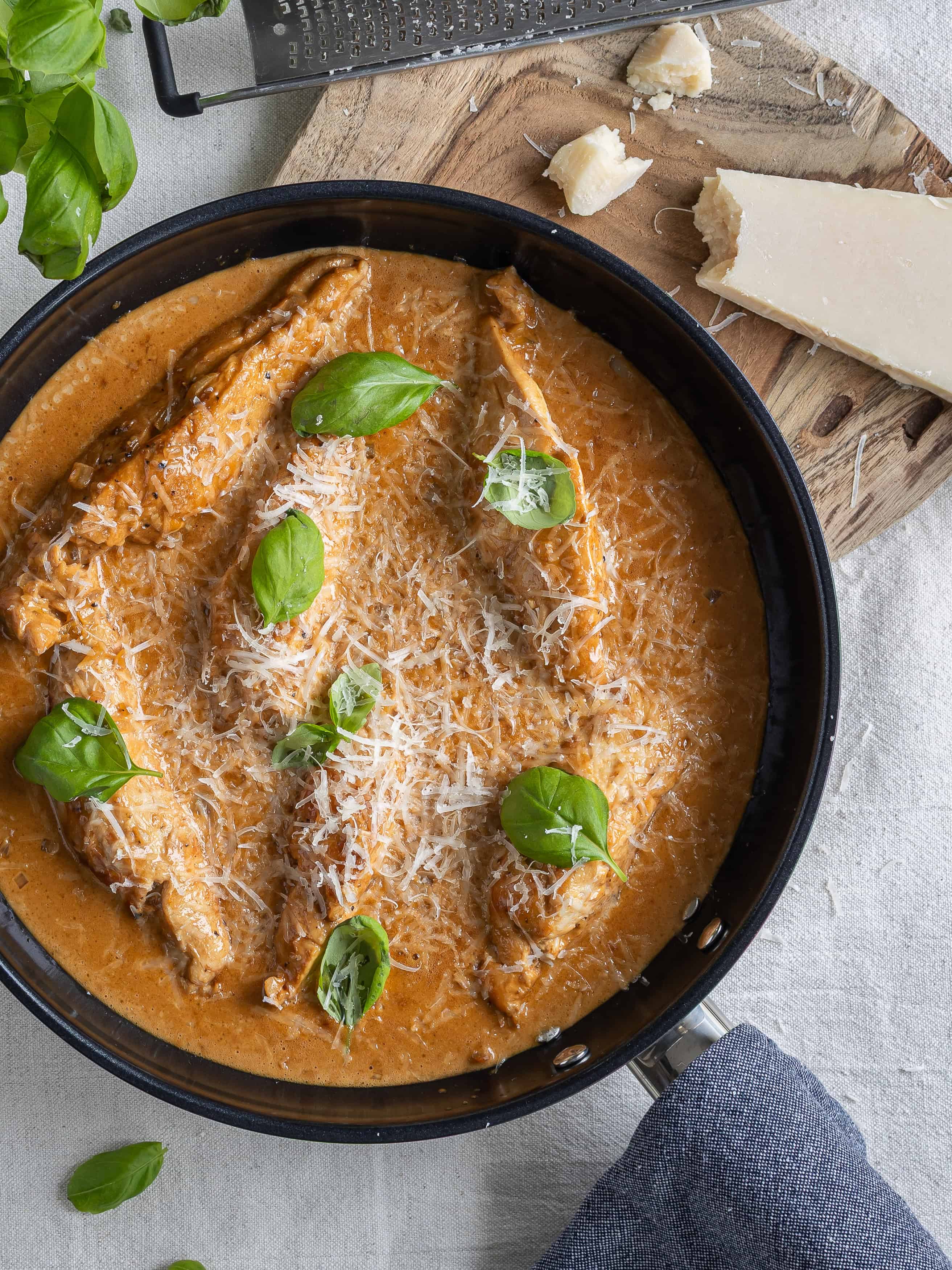 Kyckling i krämig tomatsås med basilika och parmesan.