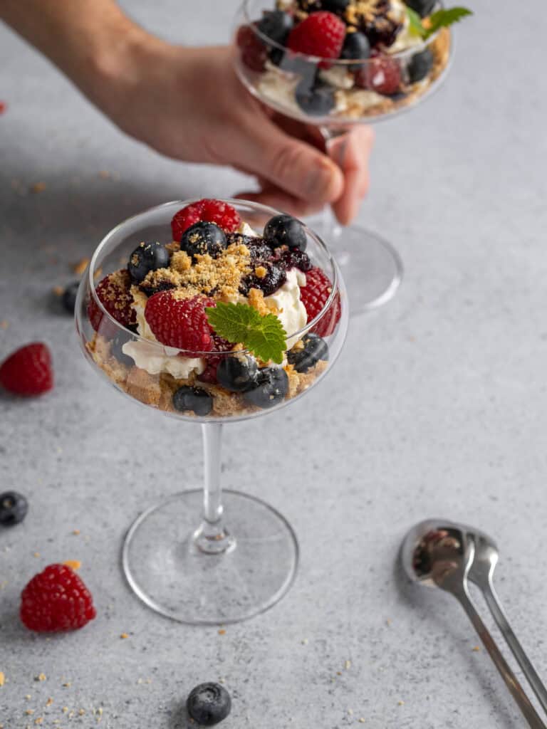 Färgglad bärdessert i glas med hallon, blåbär och björnbär.