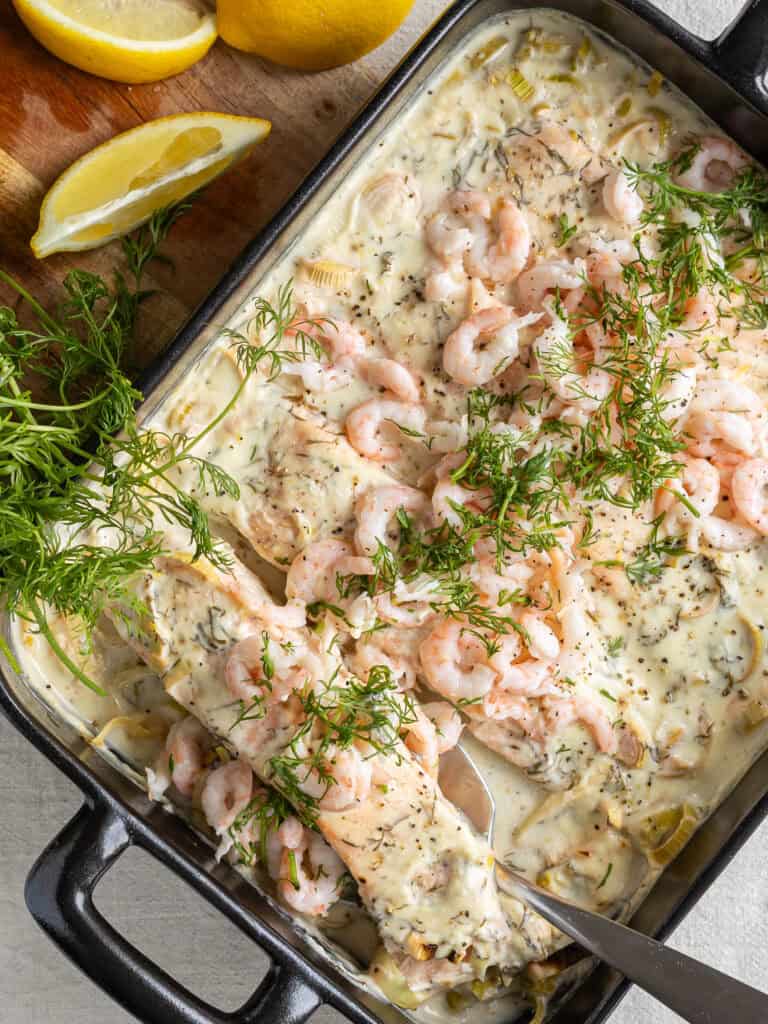 Laxgratäng med räkor, dill och citron i ugnsform.