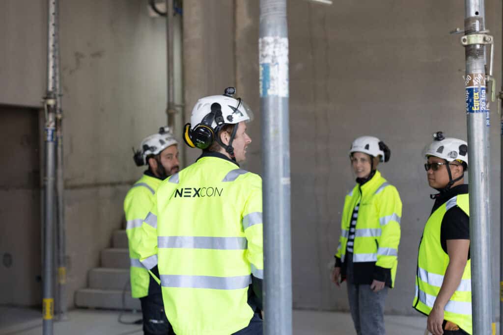 Säkerhetsutbildning för byggarbetare i inomhusmiljö.