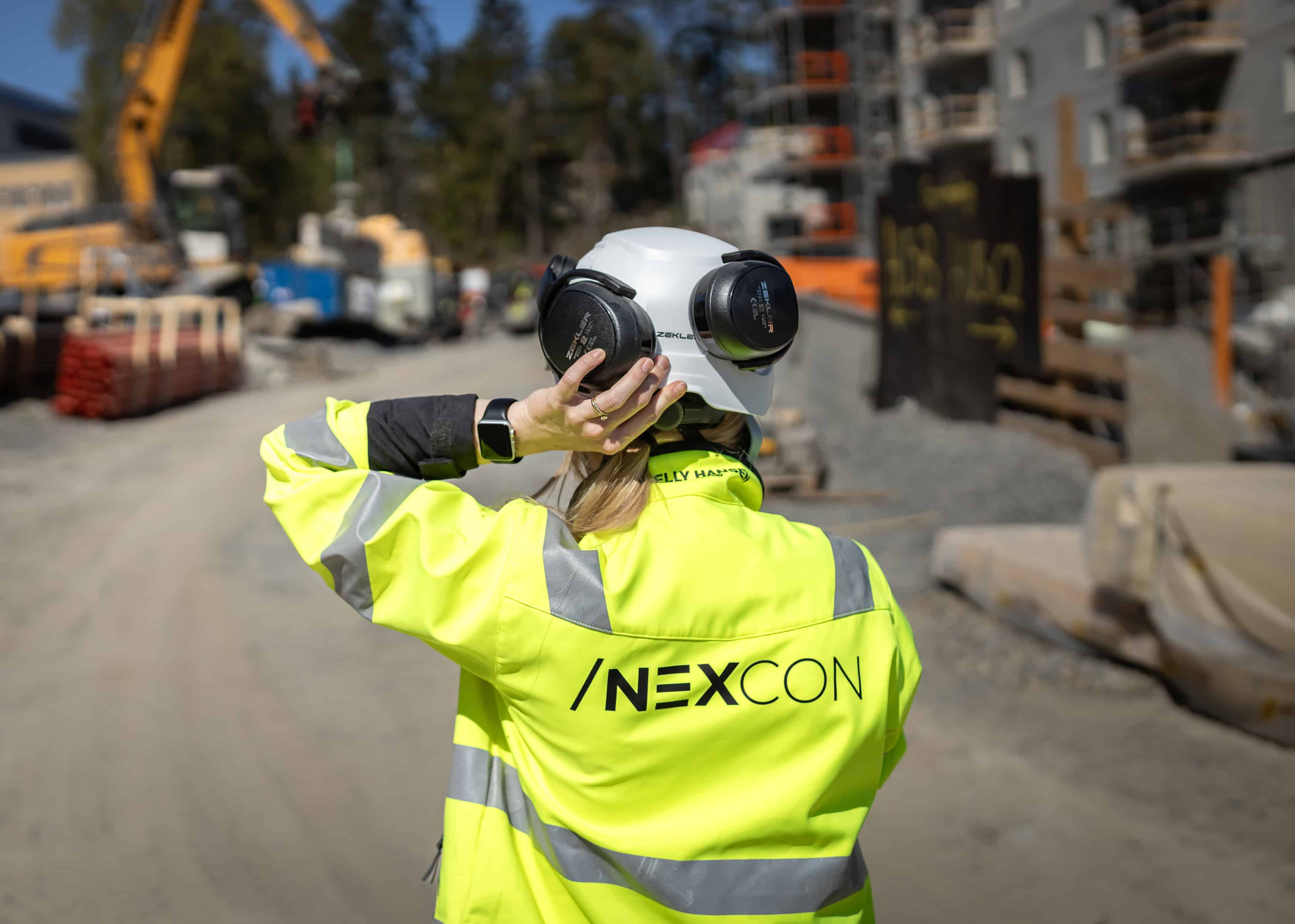 Person i reflexjacka med VR-headset på byggarbetsplats i Uppsala.